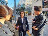 백신 피해자 부산 두 번째 버스킹 성황…시민들 이제 아픔 알겠다 응원