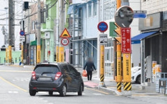 [종합]좁아서 위험천만 거제초 스쿨존 인도, 폭 3.6m 확대키로