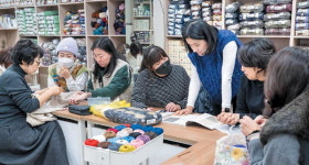 실값에 화들짝, 눈도 침침 그래도 정성을 한땀 한땀…뜨개질, 이건 사랑이었네