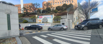 도서관 진입 대기했을 뿐인데… 불법주차 딱지 날아올판