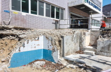 시각장애인 추락할라…부산복지관 움푹 파인 마당 8개월 방치