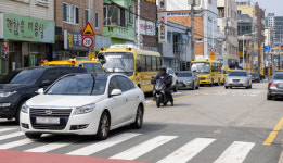 [뭐라노] 초등생은 버스로, 유치원생은 도보로?