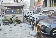 유모차·휠체어 못다니는 도시철 출구 옆 인도, 20년째 방치