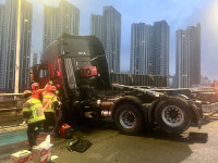 부산 동서고가로 트레일러 중앙분리대 들이받아 …출근길 주요도로 정체