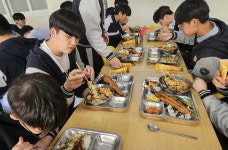 부산 배정고 ‘사랑의 밥심’ 행사, 선배 등 기부…매주 목 저녁 특식