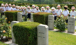 6·25전쟁 74주년…참배하는 어린이들