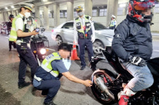 해운대경찰서, 해수욕장 개장 앞두고 중동역 일대서 이륜차 합동단속