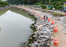 신항 배후 용원수로 정비공사 차질