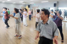 “치매 막을라꼬” 중국어·춤 배움의 열정…인형극 사회봉사도