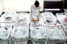 출생 급감에 육아휴직 역대 첫 감소…엄마 14만명, 아빠 5만명