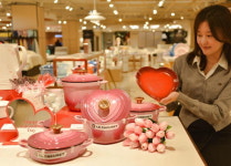 주얼리 굿즈 공연패키지…‘핑크빛 마음’ 전해볼까