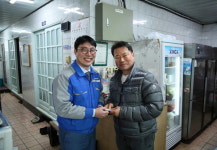 허욱 태웅 사장 ‘부산형 착한결제’…강서구 명지시장 식당 3곳 선결제