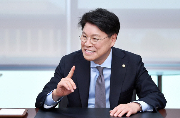 장제원 전 의원, 성폭력 혐의로 경찰 수사…사실 무근