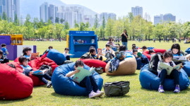 잔디밭 도서관…책이 술술 읽혀요