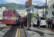 부산 영도구 회전교차로 돌던 SUV 버스정류장 덮쳐… 4명 부상