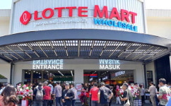 유통업계, K-콘텐츠 인기 업고 ‘해외로’