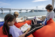 광안대교 바라보며 가을 독서 즐겨요