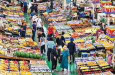 추석 연휴 코앞, 북적이는 반여농산물시장