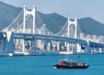 광안대교 교각 녹슨 철판 수년째 방치