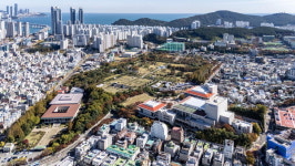 유엔묘역 내려다보면 안 된다는데…