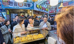 李대통령, 창원 반송시장 방문…붕어빵·떡볶이 맛봐