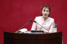 점자판 쓰며 17시간 넘게 필버 진행한 국힘 김예지