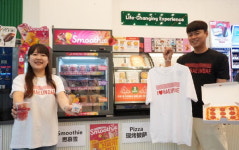 부산색 입힌 세븐일레븐 ‘뉴웨이브 해운대점’ 오픈…지역 굿즈 티셔츠도 판매