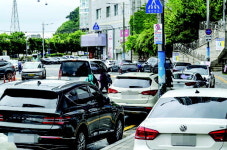 주차지옥된 연휴 송도해수욕장…인도까지 불법주차 판쳤다