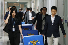[속보] '투표용지 사태' 선관위 압수수색 13시간 만에 종료