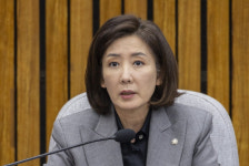 나경원 ‘젤렌스키 감사 서한’에 與 “매국”…나 “친북 정권”