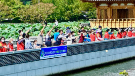 전주 덕진공원에 흙공 던져 생태계 정화