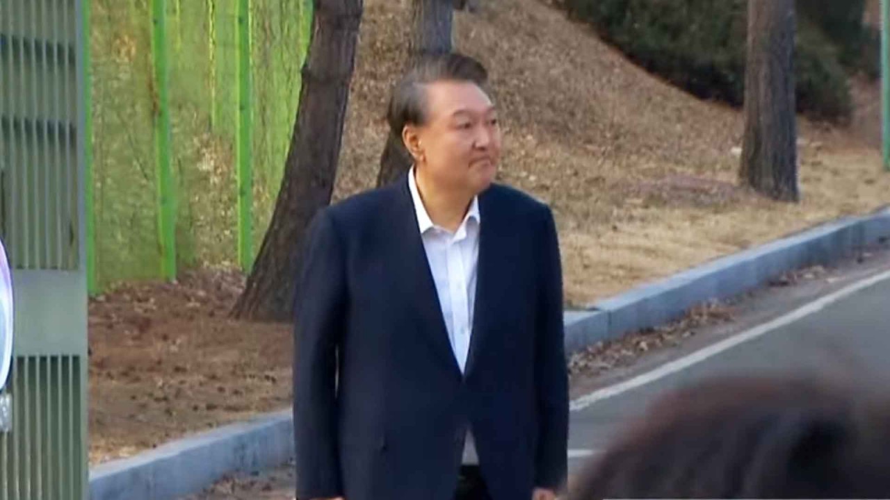 윤석열 전 대통령 지지자 약 450명 서울 구치소 앞 집회, 석방 촉구하여 경찰 주시