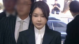 김건희, 구속심사 위해 법원 출석.. 질문엔 '묵묵부답'