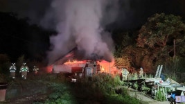 빈집 2시간 40분 동안 활활..주택 한 동 전부 타