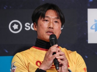 선수 유니폼 입고 미디어데이 나선 광주FC 이정효 감독..