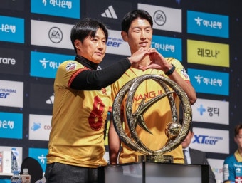 선수 유니폼 입고 미디어데이 나선 광주FC 이정효 감독..