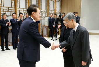 윤석열 대통령, 조희대 대법원장에 임명장 수여