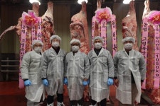 합천 농장서 1톤 넘는 상위 1% 슈퍼한우 3마리 동시 출하