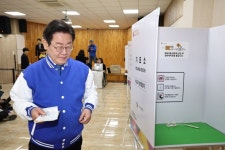 이재명, 대전 카이스트서 사전투표 R&D 예산 삭감은 무지