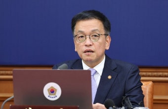 제주항공 참사 희생자들을 추모하는 최상목 대행, 유가족들에 일상복귀 지원 약속