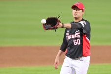 '꽃감독, 결단 내렸다' 2025시즌 KIA 5선발은 김도현..황동하 '롱릴리프'