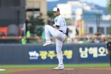 올러 무실점 호투·중심타선 홈런포..KIA, kt 꺾고 5연승