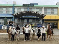 말 타고 학교 왔어요...폐교 위기 강화도 초교 신입생 2명 이색 입학식 화제