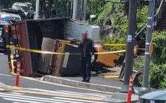 제주대사거리서 트럭 전도.. 40대 운전자 부상
