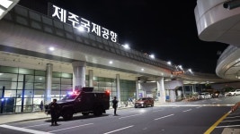 흉기 난동에 잇단 살인 예고.. 경찰 소총 무장, 제주공항엔 장갑차도