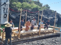 명승 쇠소깍에 뜬 제주 전통배 테우.. 무사안녕 기원