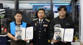 서귀포시 남원서 화염 솟구친 차량 탑승자 구한 시민 영웅 2명  감사장