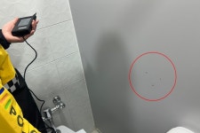 제주 공공화장실 구멍에 혹시 불법 촬영장치  점검