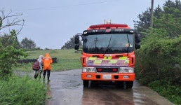 물 차서 갇혔어요 폭우에 길 못 건너 고립된 70대  구조