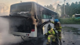 제주대 정문 앞 차고지서 버스 화재.. 20분 만에 완진